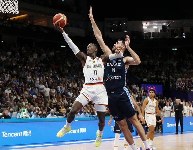 Dennis Schröder (levo) je povlekel zanimivo potezo, namesto štiriletne pogodbe z LA Lakers je sprejel le enoletno in za veliko manjši znesek. FOTO: Oliver Behrendt/AFP
