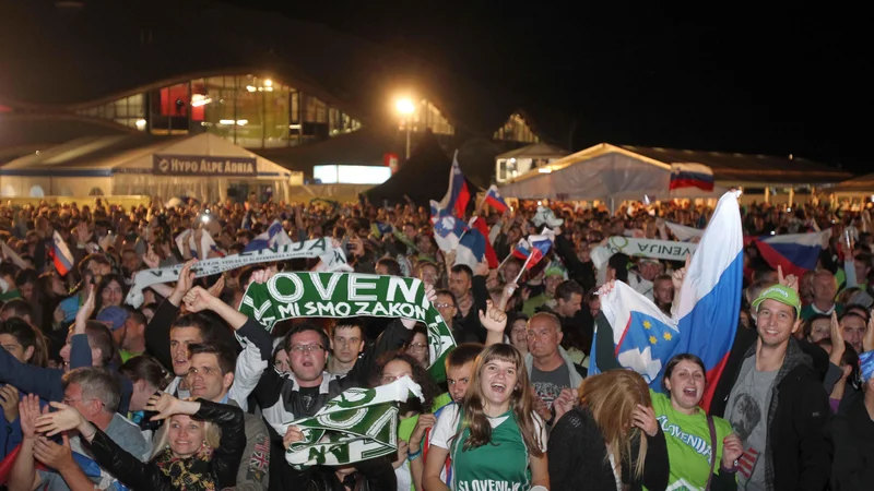 Fotografija: Slovenski navijači so leta 2013 preplavili Stožice in območje pred dvorano. FOTO: Igor Mali