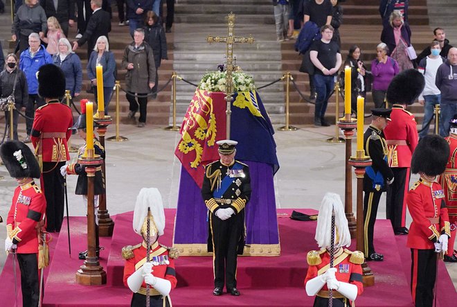 Kako se bo v novi vlogi znašel Karel III., ko se bodo promonarhična čustva polegla? FOTO: Yui Mok/Afp
