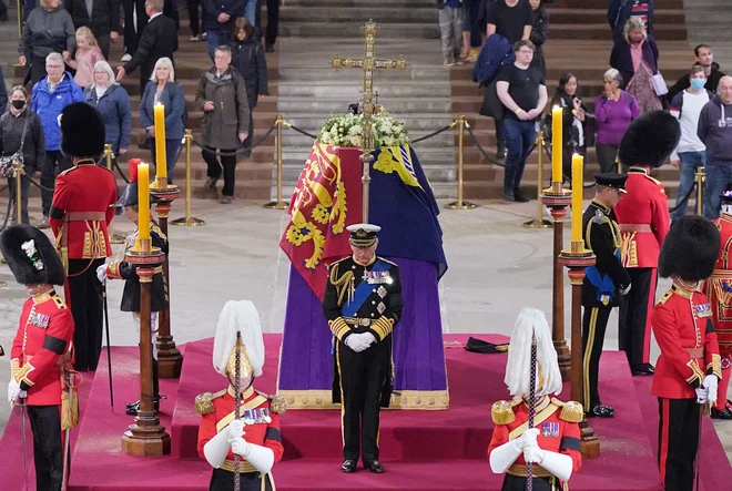 Kako se bo v novi vlogi znašel Karel III., ko se bodo promonarhična čustva polegla? FOTO: Yui Mok/Afp
