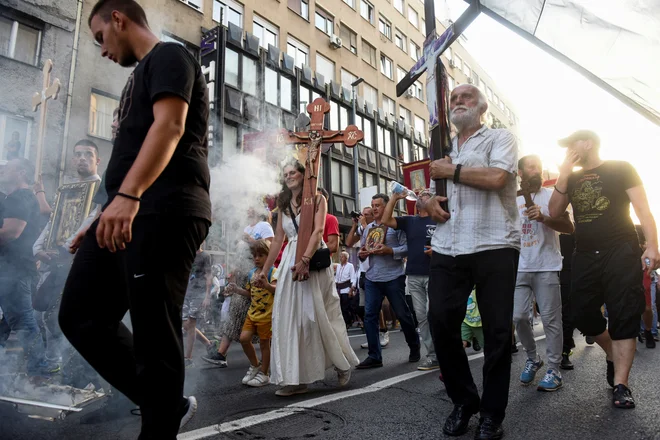 Nasprotniki Parade ponosa na shodu 28. avgusta v Beogradu. FOTO: Zorana Jevtić/Reuters
