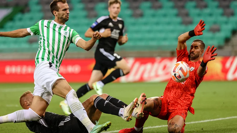 Fotografija: Nogometaši Olimpije so proti Muri zaostajali že z 0:2, na koncu pa so se veselili zmage. FOTO: Črt Piksi/Delo
