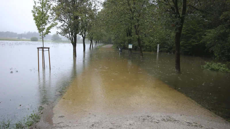 Fotografija: V več krajih so v soboto zabeležili več kot 300 litrov dežja na kvadratni meter. FOTO: Jože Suhadolnik