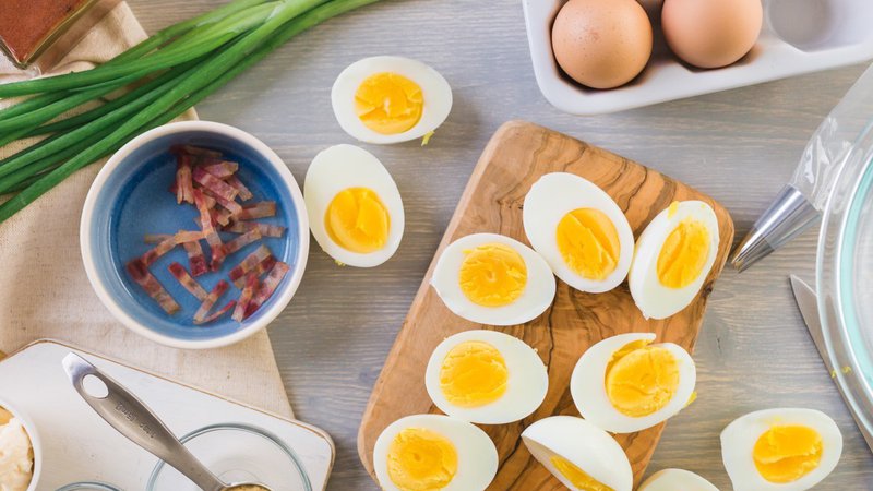 Fotografija: Jajca, ki so pomembna za uravnoteženo prehrano, pa se ponašajo z vsemi vitamini razen C-vitaminom. FOTO: Arhiv Polet/Shutterstock
