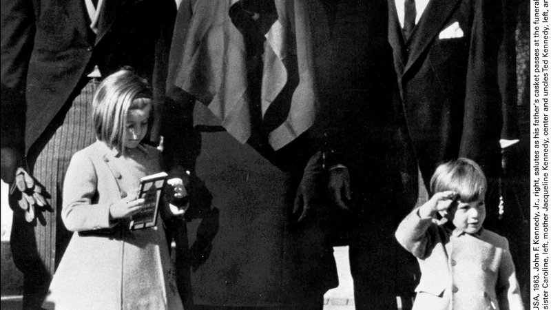 Fotografija: Tudi pogrebno povorko najmlajšega ameriškega predsednika Johna F. Kennedyja so v Washingtonu spremljale večtisočglave množice, po vsem svetu pa prek tv-ekranov milijoni gledalcev. FOTO: Via Reuters Connect
