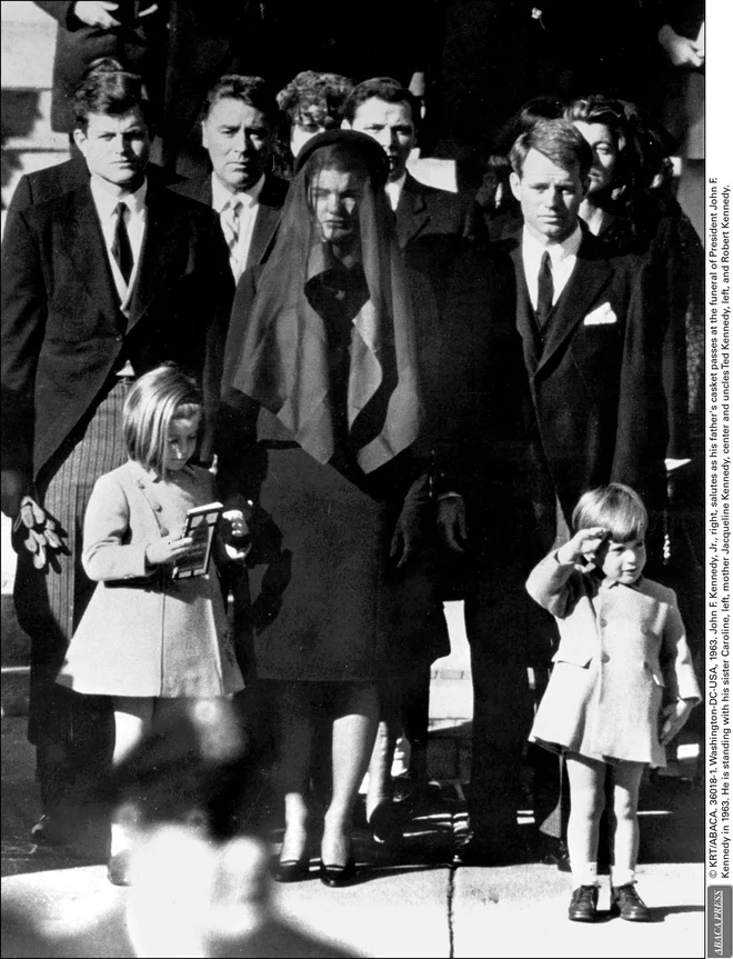Tudi pogrebno povorko najmlajšega ameriškega predsednika Johna F. Kennedyja so v Washingtonu spremljale večtisočglave množice, po vsem svetu pa prek tv-ekranov milijoni gledalcev. FOTO: Via Reuters Connect
