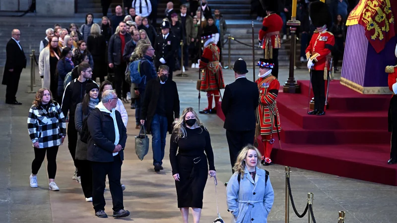 Fotografija: Krsta s kraljičinimi posmrtnimi ostanki je od srede v Westminstrski palačy. FOTO: Paul Ellis/Reuters