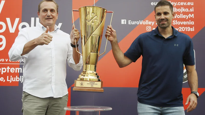 Fotografija: Tomislav Šmuc (desno) ob predsedniku Odbojkarske zveze Slovenije Metodu Ropretu v vlogi ambasadorja domačega eurovolleyja 2019. FOTO: Leon Vidic/Delo