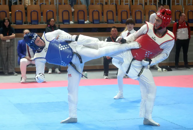 Ivan Trajković (levo) je moral priznati premoč Kitajcu Yaoxiju Wangu. FOTO: Blaž Samec/Delo
