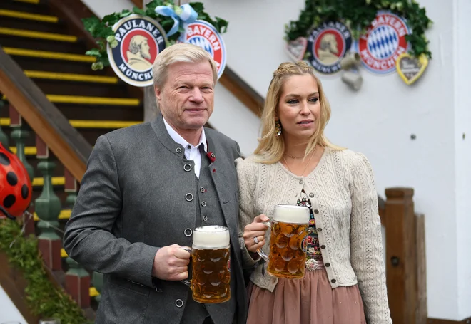 Nasmeh Oliverja Kahna (v družbi soproge Svenje) je bil ob prihodu na Oktoberfest bolj kisel&nbsp;... FOTO:&nbsp;Andreas Gebert/Reuters
