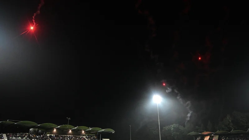 Fotografija: Kulisa v Fazaneriji je bila odlična, igrišče idealno za kombinatorno in hitro igro, zato so v derbiju, v katerem je Olimpija s preobratom devetič v sezoni zmagala, uživali tudi navijači. FOTO: Marko Pigac/MP Produkcija