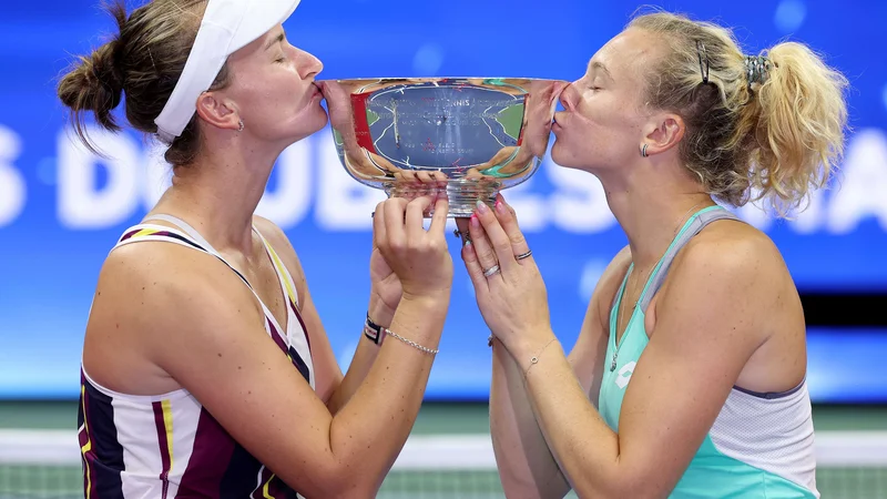 Fotografija: Katerina Siniakova (desno) je pred kratkim na OP ZDA zmagala v konkurenci dvojic z Barboro Krejćikovo. FOTO: Foto Matthew Stockman Afp
