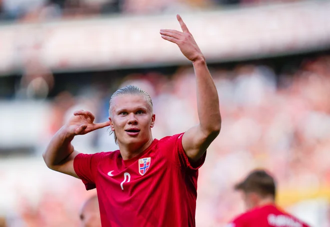 Erling Haaland je veliki zvezdnik norveške reprezentance. FOTO: Beate Oma Dahlee/Reuters
