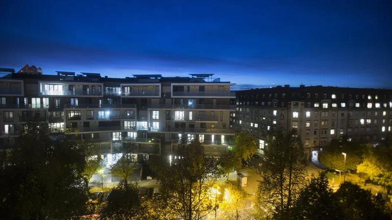 Fotografija: Na stanovanjskem skladu priznajo, da so trenutne razmere na trgu zelo težke, tako zaradi manjše ponudbe stanovanj kot tudi zaradi kršitev pravic najemnikov. FOTO: Jure Eržen/Delo
