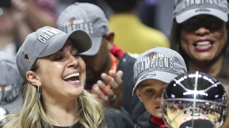 Fotografija: Trenerka Becky Hammon je z varovankami dvignila pokal z zgodovinsko težo. FOTO: Wendell Cruz/USA Today Sports