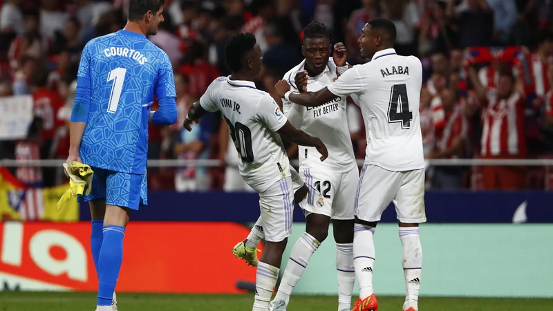 Fotografija: Vinicius Junior, Eduardo Camavinga in David Alaba (z leve) so zaplesali tudi po koncu dvoboja. FOTO: Violeta Santos Moura/Reuters