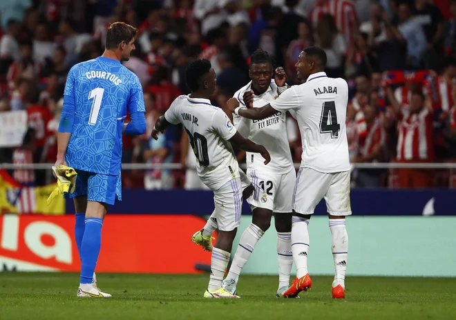 Vinicius Junior, Eduardo Camavinga in David Alaba (z leve) so&nbsp;zaplesali tudi po koncu dvoboja.&nbsp;FOTO: Violeta Santos Moura/Reuters
