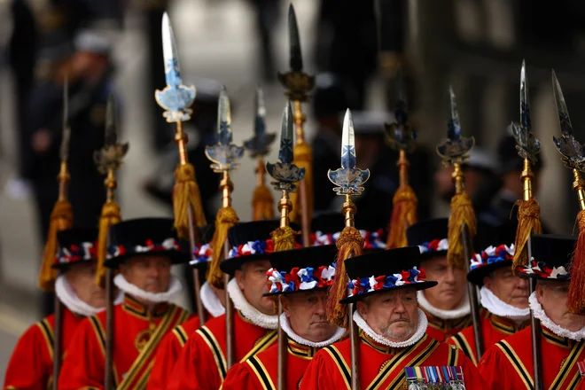 Preden bo krsta krenila iz Westminstrske dvorane proti opatiji, skozi London že korakajo pripadniki različnih gard, ki sestavljajo pogrebni sprevod. FOTO: Kai Pfaffenbach/Reuters
