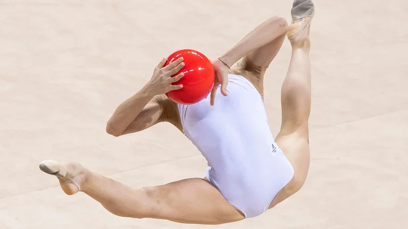 Fotografija: Ukrajinka Viktorija Onoprijenko tekmuje v finalu mnogoboja na 39. svetovnem prvenstvu v ritmični gimnastiki v Areni Armeets v Sofiji. Foto: Nikolay Doychinov/Afp
