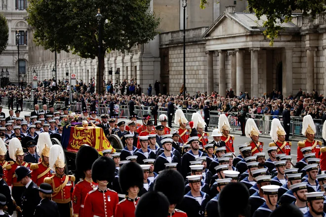 V Londonu se zbira množica, veliko jih je v šotorih na ulicah prenočevalo že včeraj. FOTO: AFP
