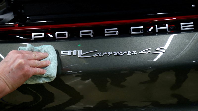 Fotografija: Kapital Porscheja je razdeljen na 911 milijonov delnic. Vlagateljem bo ponujeno 12,5 odstotka družbe. FOTO: Ralph Orlowski/Reuters
