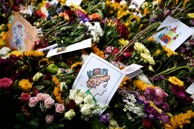 The hears transporting the coffin of Britain's Queen Elizabeth drives along Albert Road on the day of her state funeral and burial, in Windsor, Britain, September 19, 2022. REUTERS/Molly Darlington/Pool Foto Molly Darlington Reuters
