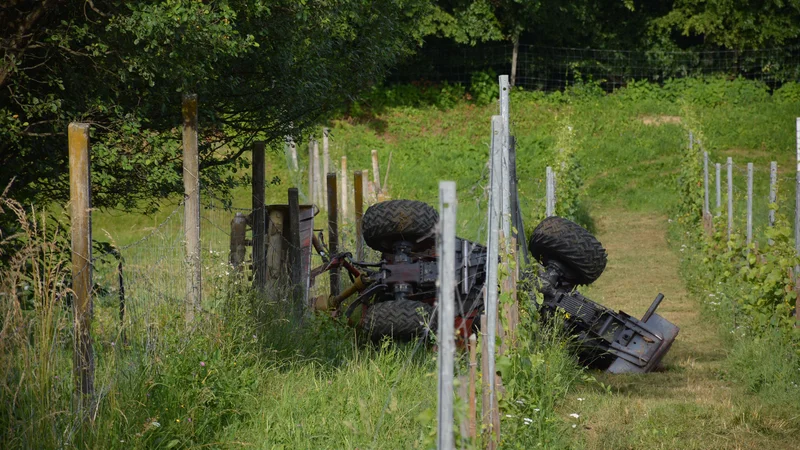 Fotografija: Nesreče traktoristov pri delu v vinogradih so pogoste. FOTO: Bakal Oste