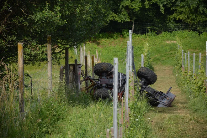 Nesreče traktoristov pri delu v vinogradih so pogoste. FOTO: Bakal Oste