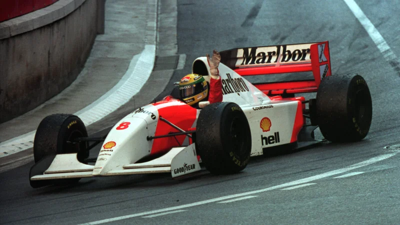Fotografija: »Ne moreš prehiteti petnajstih avtomobilov v sončnem vremenu, lahko pa jih v dežju,« je dejal nekdanji šampion formule ena Ayrton Senna. FOTO: Patrick De Noirmont/Reuters