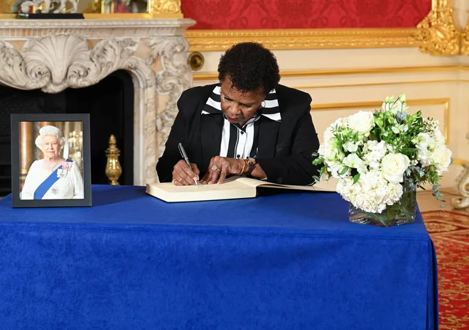 Novembra lani so »ušli« anahronistični kroni Elizabete II. v republiko na Barbadosu. FOTO: Pool Via Reuters