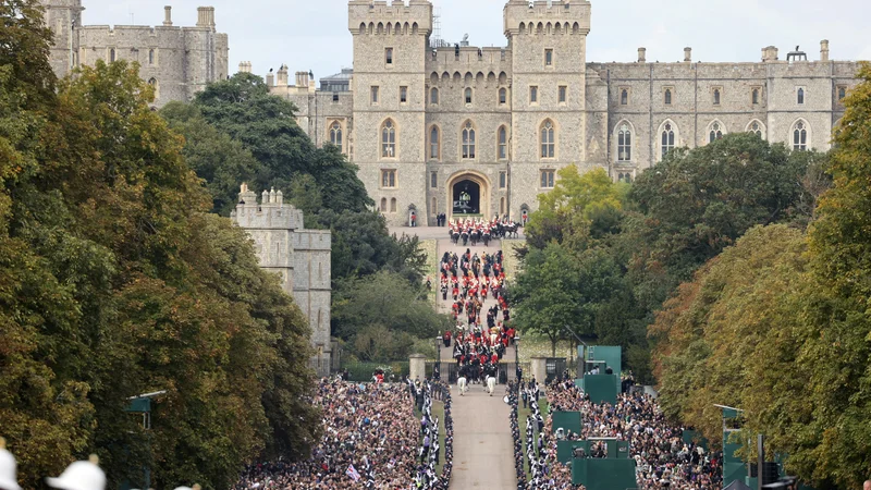 Fotografija: Krsta s kraljico Elizabeto II. je skozi množico pripotovala po petkilometrski aveniji Long Walk. FOTO: Reuters