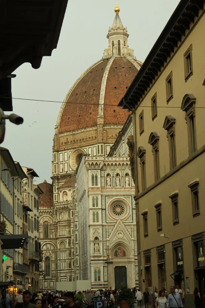 Nad mestom s svojo mogočno kupolo Duomo bdi stolnica Santa Maria del Fiore. FOTO: Mateja Toplak
