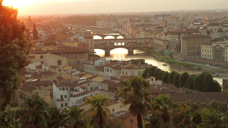 Fotografija: Slikoviti most Ponte Vecchio, kot ga lahko vidimo s priljubljene razgledne točke, Michelangelovega trga. FOTO: Mateja Toplak