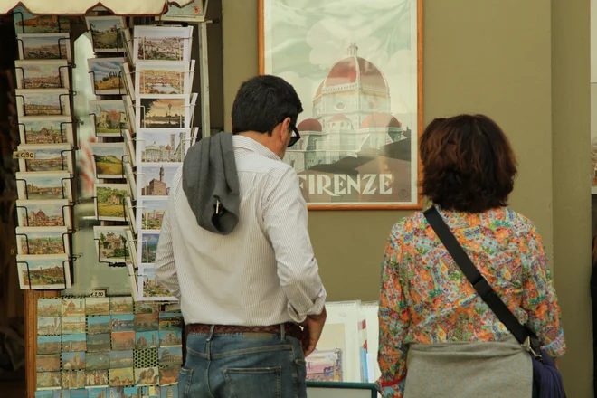 Še so ljudje, ki ne pozabijo poslati razglednice s počitnic. FOTO: Mateja Toplak
