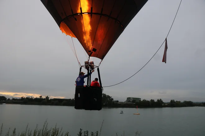 V igri key grab so tekmovalci poskušali pobrati obroč z boje nad gladino Soboškega jezera. FOTO: Jože Pojbič
