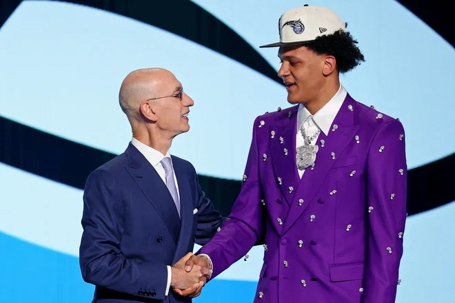 Paolo Banchero (desno) je bil z 19-leti letošnji prvi izbor na naboru NBA. Košarkarja, ki ima tudi italijansko državljanstvo, je izbral Orlando. FOTO: Brad Penner Usa Today Sports
