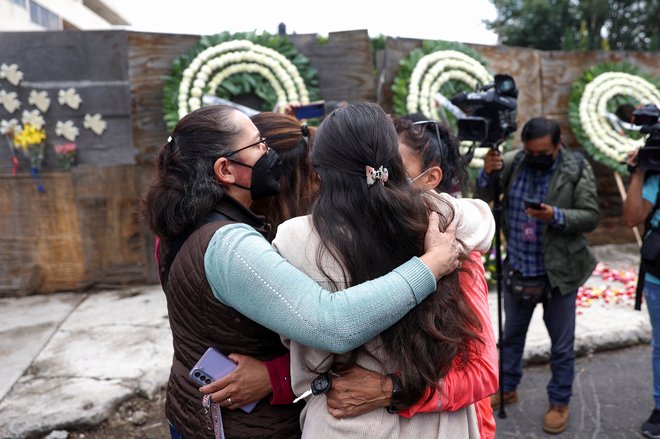 Udeleženci dogodka v čast otrokom, ki so umrli v šoli Enriqueja Rebsamena med potresom leta 2017. FOTO: Luis Cortes/Reuters
