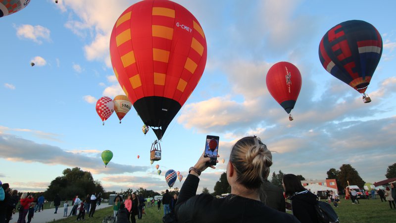 Fotografija: V tekmi za čim boljšim rezultatom balonarji včasih letijo zelo nizko, na dosegu rok. FOTO: Jože Pojbič
