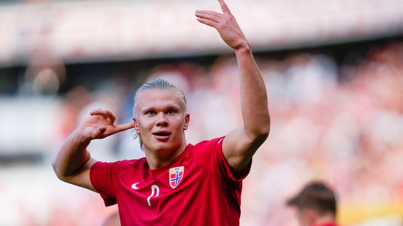 Fotografija: Erling Braut Haaland blesti tudi v majici norveške nogometne reprezentance. FOTO: Reuters
