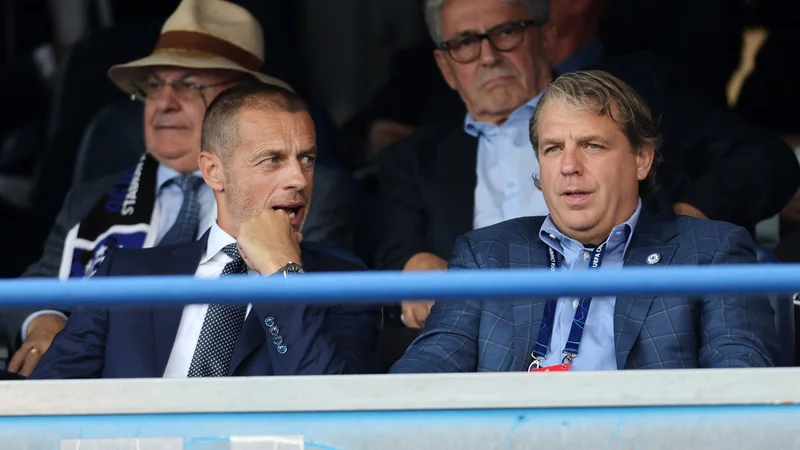 Predsednik Evropske nogometne zveze Aleksander Čeferin (levo) na Hvaru gosti izvršni odbor krovne nogometne organizacije in svoj položaj krepi tudi med lastniki največjih klubov, kot je Chelseajev Todd Boehly. FOTO: Antonio Bronić/Reuters