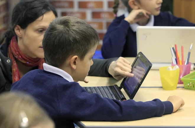 Po navedbah zavoda za šolstvo se z uvedbo računalništva in informatike kot obveznega predmeta v osnovne šole ne strinjajo vsi strokovnjaki, bi pa te vsebine lahko vključevali med obstoječe vsebine. FOTO: Leon Vidic/Delo