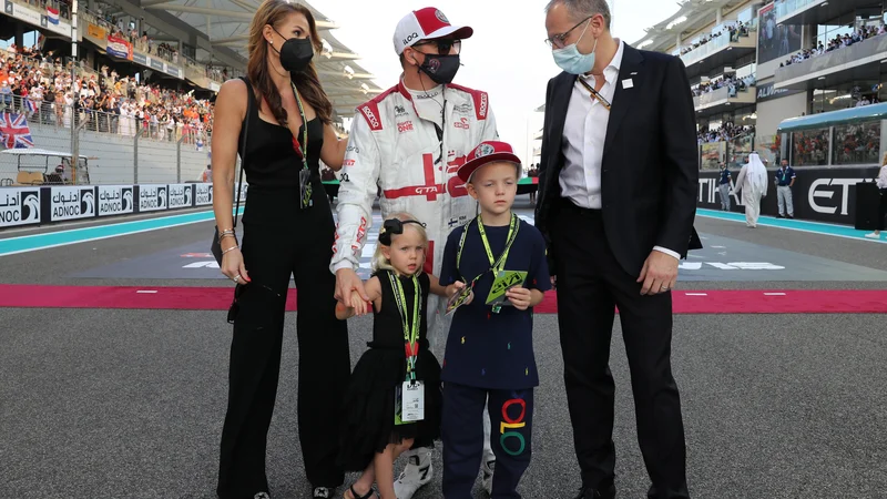 Fotografija: Kimi Räikkönen je lani končal svojo uspešno kariero v formuli 1. Na zadnji dirki ga je spodbujala tudi družina, po njegovih stopinjah pa že gre sin Robin. FOTO: Kamran Jebreili Pool Via Reuters