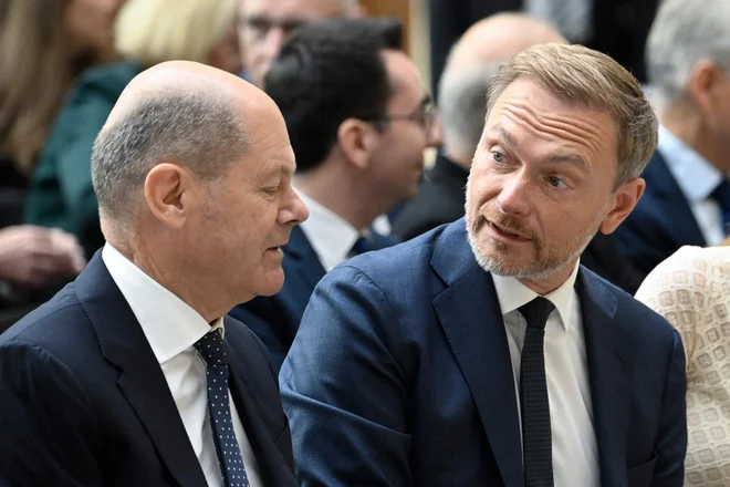 Finančni minister Christian Lindner (desno, ob njem kancler Olaf Scholz) v poslovanju javne radiotelevizije vidi veliko potenciala za varčevanje.
FOTO: Tobias Schwarz/AFP