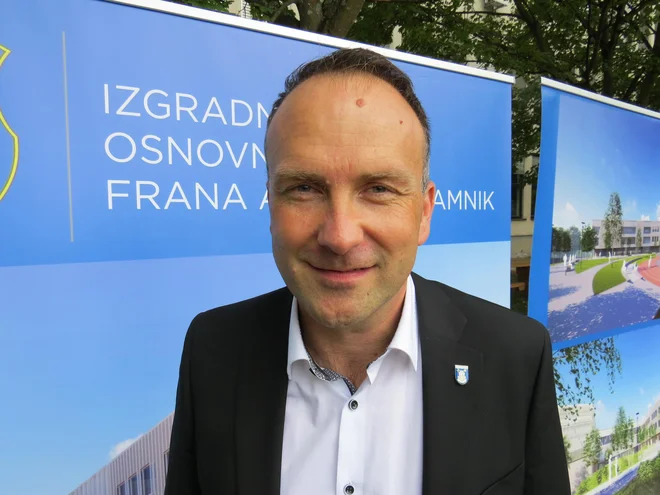 Bogdan Pogačar, vodja šolskega projekta in podžupan kamniške občine, je včeraj sodeloval na pogajanjih s predstavniki izvajalcev. FOTO: Bojan Rajšek/Delo
