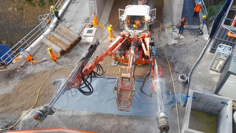 Fotografija: Tako, skoraj malce vesoljsko zgleda pogled ob začetku vrtanja z vrha južnega portala v glavno cev predora Lokev, v ozadju je pokrit viadukt Glinščica. Foto Simon Avsec/ Kolektor Cpg
