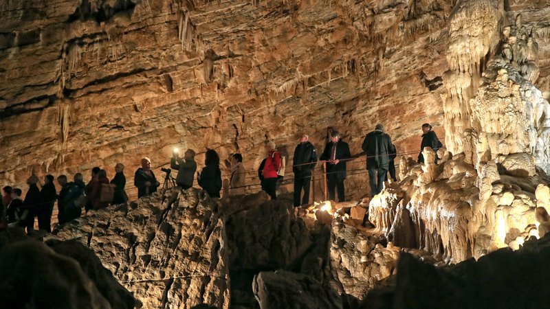 Fotografija: Jamsko pot med kapniki Županove jame je v soboto napolnilo okoli sto obiskovalcev in z bučnim aplavzom nagradilo nastopajoče. FOTO: Blaž Samec
