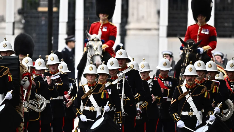 Fotografija: Ure in ure je bil London, vse od Westminstra do Hyde Parka, in naprej trideset kilometrov do Windsorja, odet v zvoke koračnic. Foto Marco Bertorello Afp
