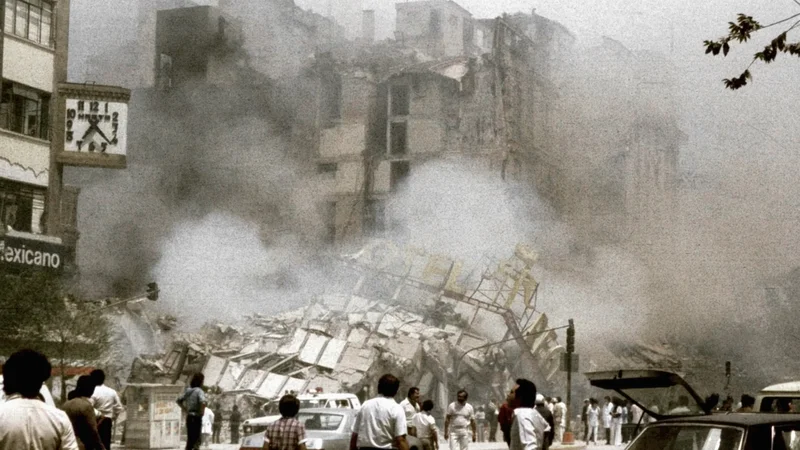 Fotografija: V potresu 19. septembra 1985 je umrlo okoli 10.000 ljudi, približno 30.000 je bilo ranjenih, več kot 100.000 jih je ostalo brez strehe nad glavo. FOTO: Daniel Aguilar/Reuters