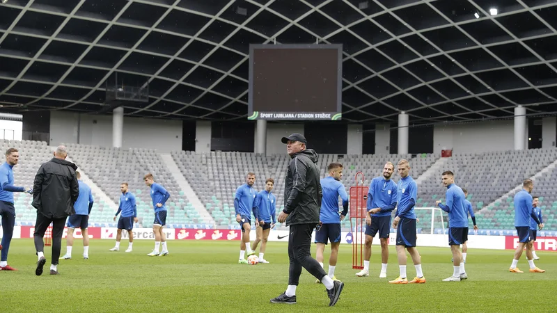 Fotografija: Trening slovenske nogometne reprezentance je vodil selektor Matjaž Kek. FOTO: Leon Vidic
