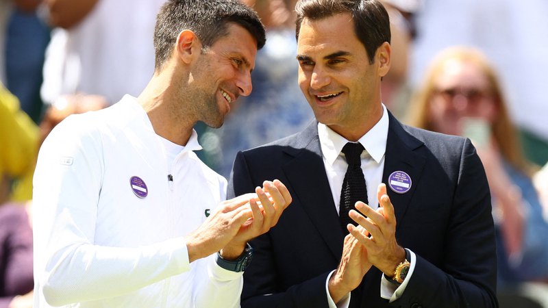 Fotografija: Roger Federer je 3. julija prišel pozdravit Nobaka Đokovića v Wimbledon. FOTO: Hannah Mckay/Reuters
